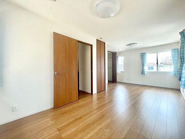 12帖の洋室は、壁の設置で6帖×2部屋への変更が可能！窓・ドア・収納は2部屋用に設置済みのプラン♪最低限の費用で間取り変更がかないます♪
