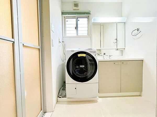 洗面所も窓付きです♪ワイドなドラム式洗濯機も余裕の十分な広さがあります♪