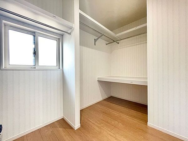 主寝室には約4帖のウォークインクローゼット♪