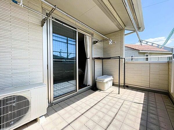 広々したバルコニーは安心の屋根付きルーフバルコニーです♪南向きで大変良い日当たりのバルコニーには、両サイドに物干しアーム。大量の洗濯物にも対応♪