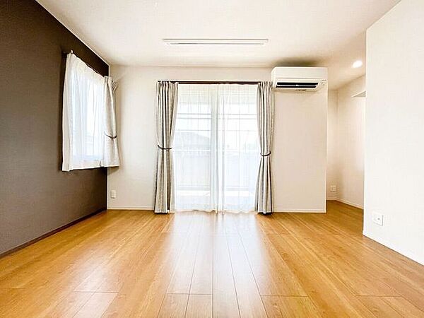 主寝室はベッド2つが入る余裕のサイズ♪ドレッサーコーナー＋ワーキングスペースとご夫婦それそれが使えるスペースもあります♪