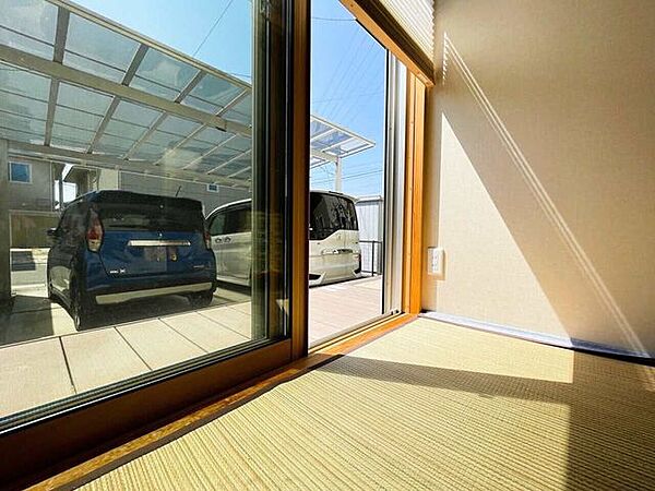 4.5帖の和室の外にはウッドデッキがつづきます♪大変日当たりの良い縁側の様な印象です♪