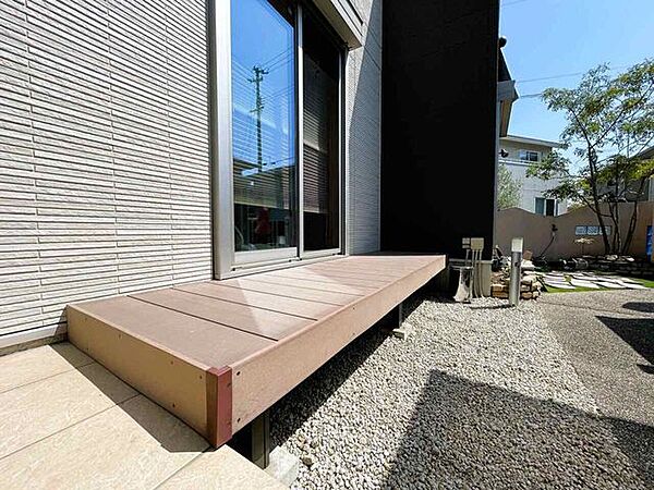 ウッドデッキ設置済み。樹脂製のデッキのため木製よりも耐久性、対候性があります♪現在も損傷個所無し。