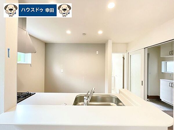 カウンターキッチンになっており、リビングの様子を見ながら作業をすることができます。