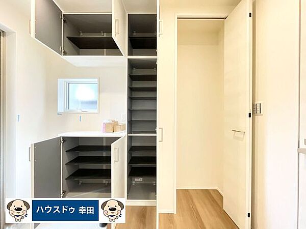 シューズボックスの隣には別で玄関収納が付いております