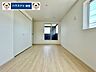 寝室：8帖の主寝室バルコニーに面しているお部屋です。