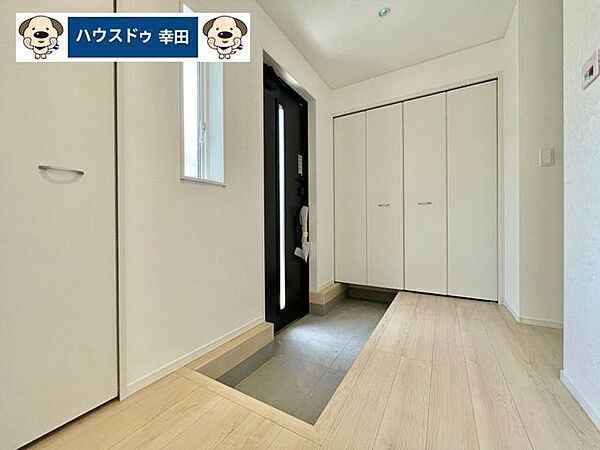 広々とした玄関玄関には十分に収納が出来るシューズボックスの他に、クローゼットが付いており、外出時に必要な物の収納などに。