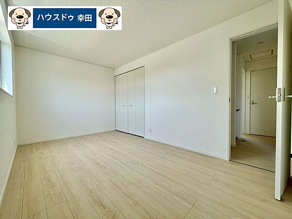 7.5帖の主寝室南向き・2面バルコニーのお部屋で、明るく風通しの良いお部屋です。