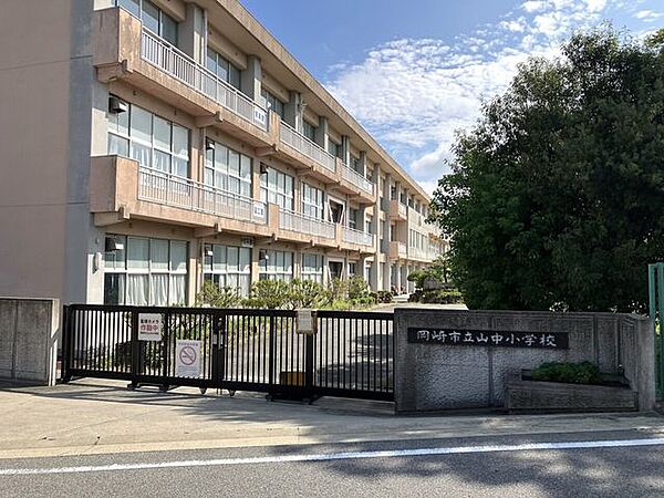 岡崎市立山中小学校学校：舞木町 / 羽栗町 / 山綱町 / 池金町東海中学校 900m
