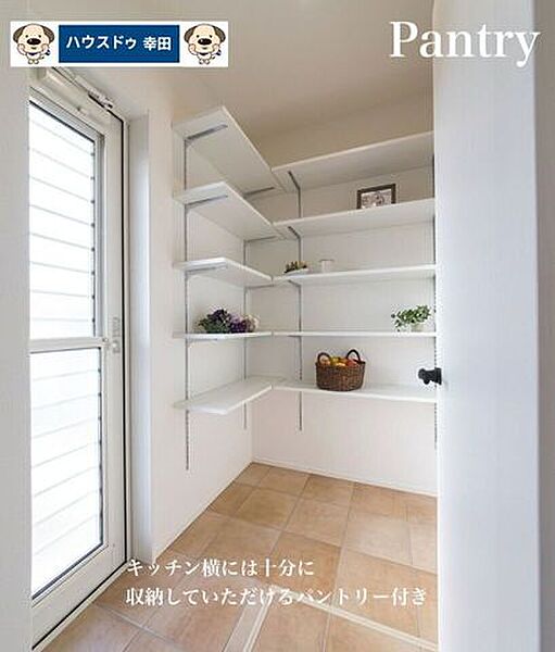 キッチン隣の大容量パントーリー。使いやすい動線に配し、しっかり収納力。勝手口付きで明るさ、風通しも◎。※新築当時の室内写真です。