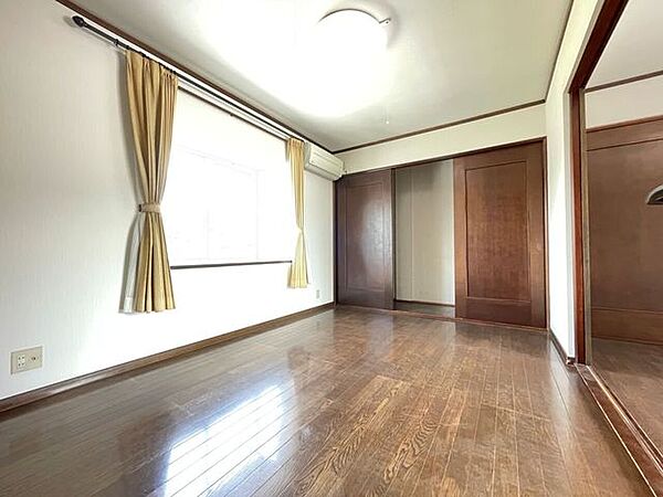 3階洋室6帖。2部屋繋げて12帖にも。※一部荷物など消しております。