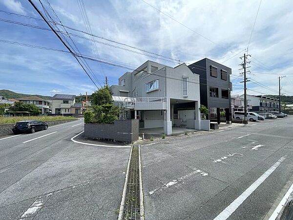 角地。車通りも少なく、日当たり、眺望ともに◎。※一部荷物など消しております。