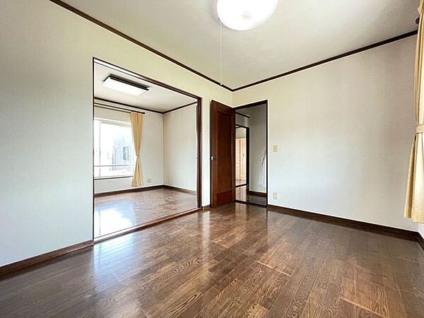 3階洋室6帖。2部屋繋げて12帖にも。※一部荷物など消しております。