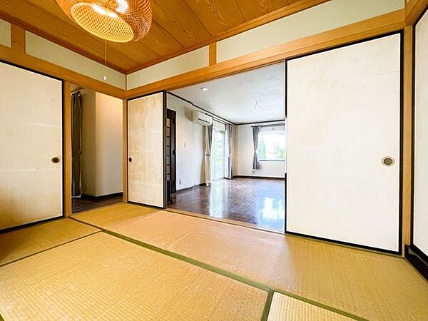 1階和室はリビング洋室とも続き間になります。※一部荷物など消しております。
