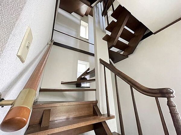 1階から3階までつながるらせん状の階段。※一部荷物など消しております。