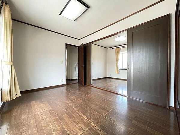 3階洋室6帖。2部屋繋げて12帖にも。※一部荷物など消しております。
