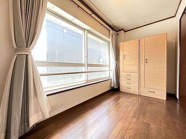 3階納戸約4帖。お部屋としても。※一部荷物など消しております。