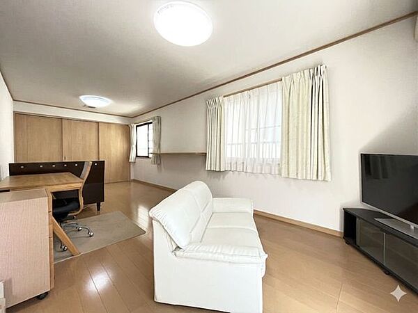 2階洋室10.5帖。リフォーム済みの為大変きれいです。※居住中の為、一部荷物など消しております。