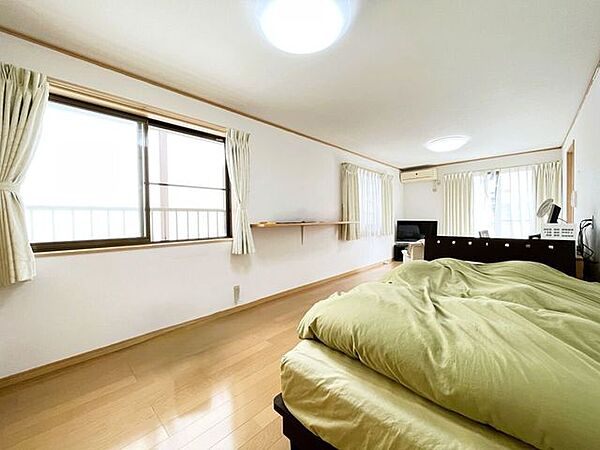 2階洋室10.5帖。リフォーム済みの為大変きれいです。※居住中の為、一部荷物など消しております。