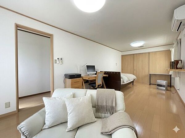 2階洋室10.5帖。リフォーム済みの為大変きれいです。※居住中の為、一部荷物など消しております。