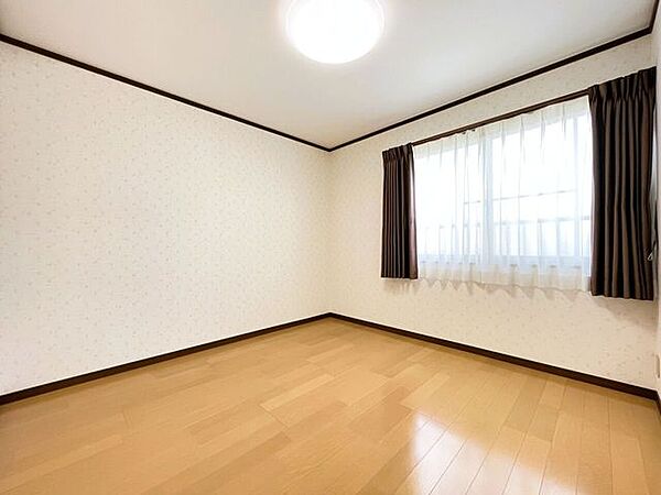 2階4.5帖の納戸。※居住中の為、一部荷物など消しております。