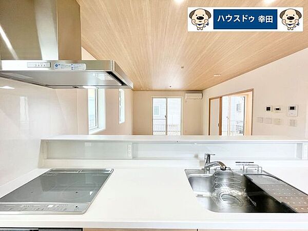 カウンターキッチンになっており、リビングの様子を見ながら作業をすることができます。