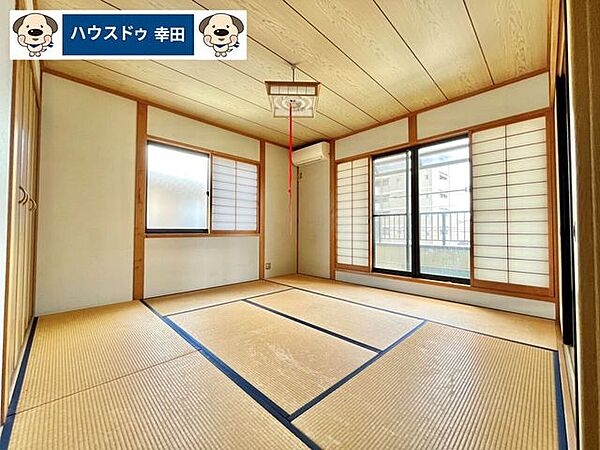 2階の広々和室クローゼット付き、バルコニーに面しているお部屋です