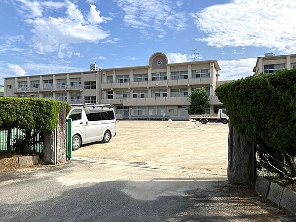 岡崎市立藤川小学校学校：藤川町 / 藤川荒古 / 藤川台 / 市場町 / 蓑川町（以下を除く：字荒古、字井ノ口、字川田、字清水田、字迎畑） / 蓑川新町東海中学校 360m