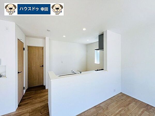 カウンターキッチンになっており、リビングの様子を見ながら作業をすることができます。