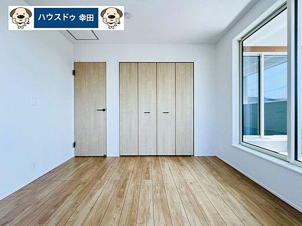 6.1帖の主寝室バルコニーに面しているお部屋です
