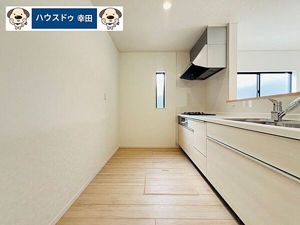 機能性が高いシステムキッチン　床下収納付きです