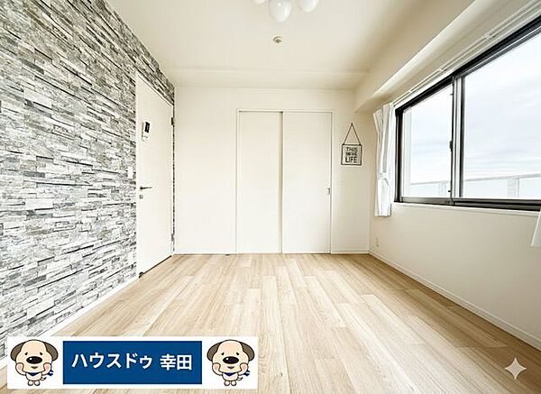 7帖洋室にはアクセントクロス。グレー系の石目調でスッキリ落ち着いた印象。寝室にもおすすめです。一部日用品を削除表示しております。