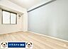 子供部屋：6帖洋室にはマンションには珍しいアクセントクロス。落ち着いた色合いで寝室にも、お子様のお部屋にもどうぞ。一部日用品を削除表示しております。