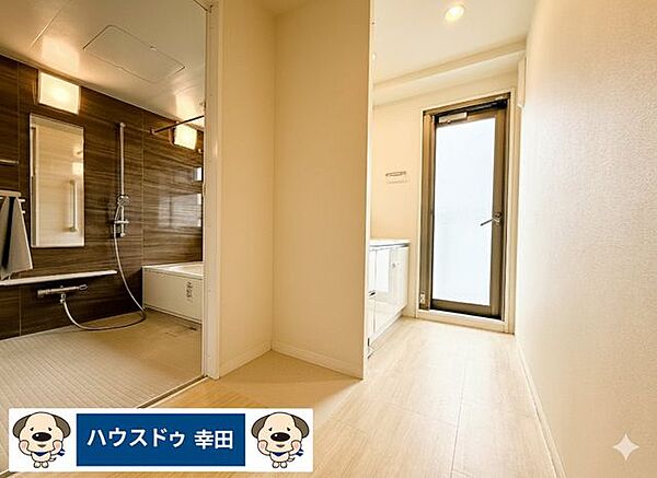 広々洗面スペース。洗面横にはバルコニーに出られる勝手口もあります。一部日用品を削除表示しております。