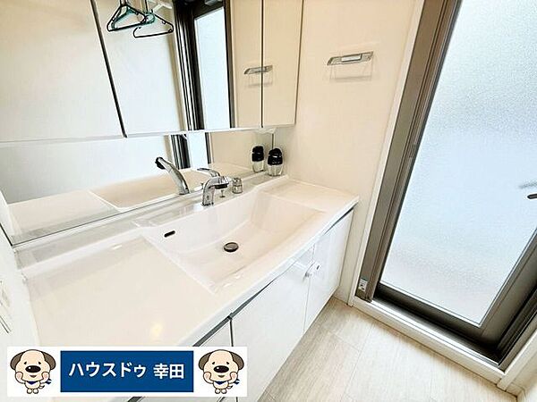 ワイド規格の洗面台。忙しい朝の準備にうれしいサイズです。勝手口からはワイドバルコニーにも出ることができます。一部日用品を削除表示しております。