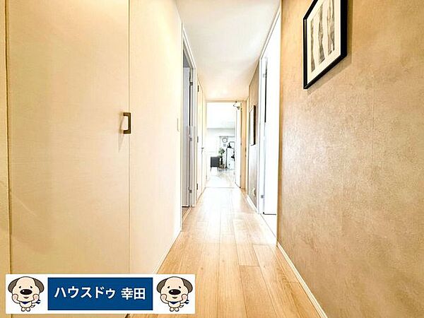 廊下は落ち着いた印象のアクセントクロス仕上げ。ナチュラルにも、北欧系にも、カフェライク、ホテルライクにも合いそうです。
