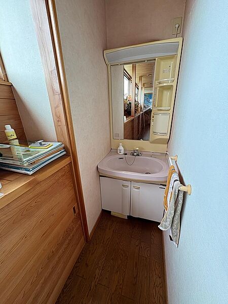 2階の独立した洗面化粧台。朝の身支度も2か所に分かれて便利♪