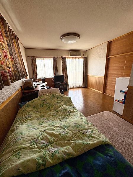 南向きで明るい洋室。窓を開けると、バルコニーに続きますので、洗濯物や布団干しなど便利です