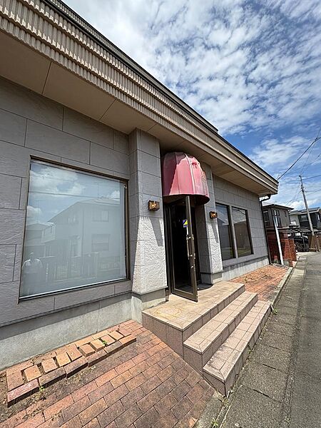 独立した店舗入り口です。居住スペースともつながっています。