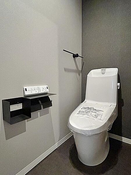 【トイレ/施工例】2ヶ所のトイレで混雑知らず。家族が多くても安心の快適動線を確保し、生活のストレスを軽減。毎日の暮らしがスムーズになる便利な設計です。