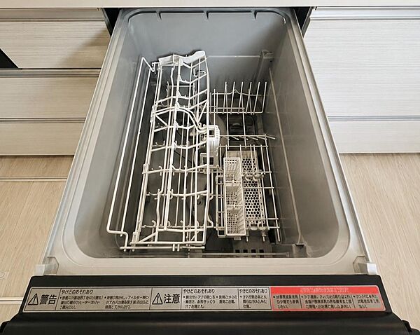 【食器洗い乾燥機】忙しい毎日をサポートする食器洗い乾燥機付き。家事の負担を減らし、家族と過ごす時間をもっと大切にできます。