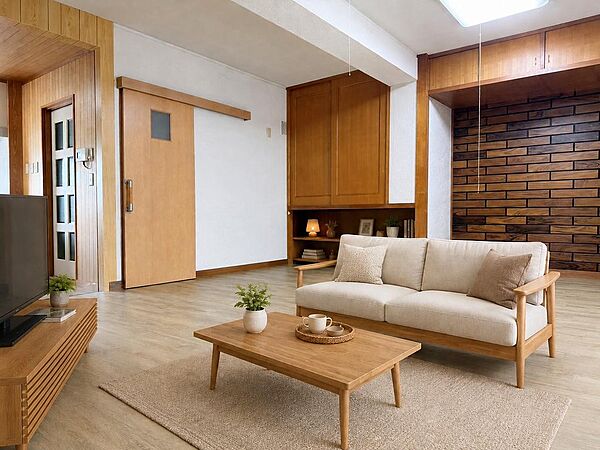 お部屋の印象をぐっと引き立てるアクセントクロス付きリビング。落ち着きとデザイン性を兼ね備えた空間で、毎日の暮らしをおしゃれに彩ります。（写真は家具を配置したイメージ画像）