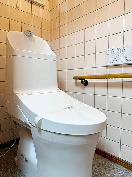 壁リモコンで両サイドがスッキリ。多彩な機能付で清潔なトイレ空間に♪使いやすい動線で家族全員がストレスなく使える、暮らしやすさ重視のシンプルな空間です。