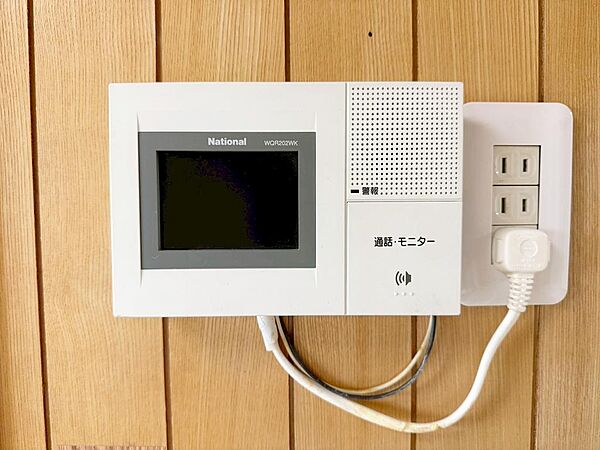 【ＴＶモニター付インターホン】来訪者を画面で確認できるＴＶモニター付インターホン完備。安心・安全な暮らしをサポートする設備です。