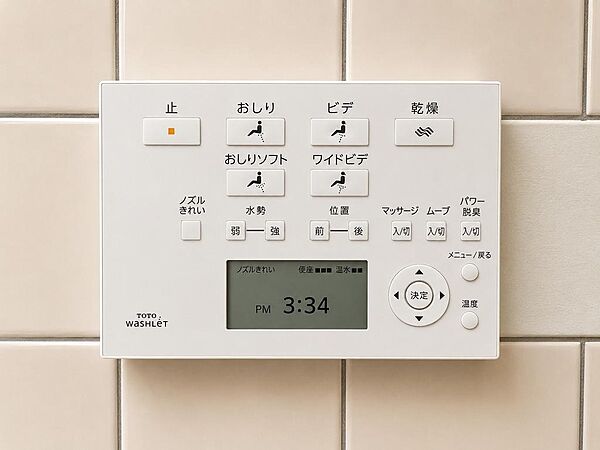 【温水洗浄便座】冬も安心の温水洗浄便座。やさしい温もりで家族みんなが快適に使える、清潔感あふれるトイレ設備です。