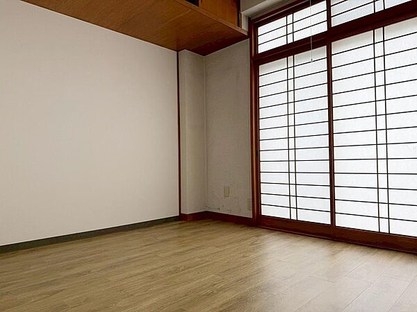 【南西側洋室６帖】家具の配置もしやすい６帖以上の洋室が揃い、ライフスタイルに合わせた使い方ができるお部屋設計。自分らしい空間が叶います。