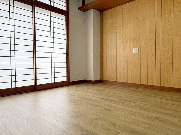 【南東側洋室６帖】全ての居室が６帖以上の洋室だから、ベッドやデスクを置いてもゆったり。個々のプライベート空間をしっかり確保した快適な住まいです。
