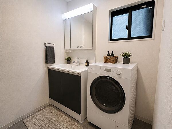 【施工例】三面鏡洗面化粧台で、朝の身支度がスムーズに進む使い勝手の良い設計。鏡の裏に収納があるため、洗面台まわりを清潔に保てる快適空間です