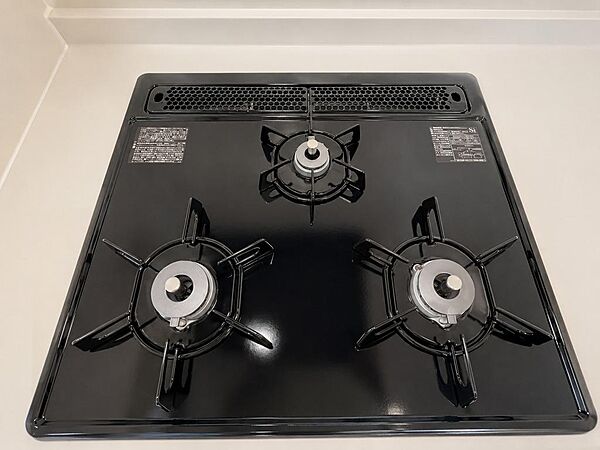 【3口コンロ/施工例】同時に複数の料理ができる3口コンロ付き。忙しい家事も効率的にこなせ、毎日の料理時間がスムーズになります