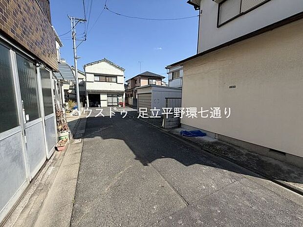 交通量が少なく静かな住環境前面道路が広い幹線道路ではないため、車の通り抜けが少なく静かな住宅環境になりやすいです。